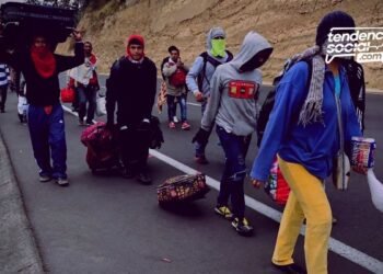 ¿Qué hacer si eres venezolano y quieres regresar a tu país?Venezolanos caminando por las calles de vuelta a su país.