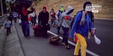 ¿Qué hacer si eres venezolano y quieres regresar a tu país?Venezolanos caminando por las calles de vuelta a su país.