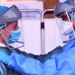 Dos enfermeras atienden pacientes por coronavirus. Cómo Eternit ayuda a Soacha y Zipaquirá con pacientes del covid-19