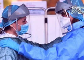 Dos enfermeras atienden pacientes por coronavirus. Cómo Eternit ayuda a Soacha y Zipaquirá con pacientes del covid-19