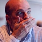 Ponen tremenda multa a empresas de servicios públicos por injustosUn hombre se toca la cara sorprendido.