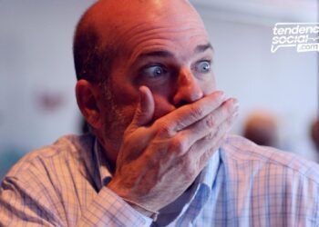 Ponen tremenda multa a empresas de servicios públicos por injustosUn hombre se toca la cara sorprendido.