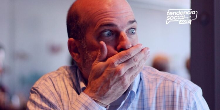 Ponen tremenda multa a empresas de servicios públicos por injustosUn hombre se toca la cara sorprendido.