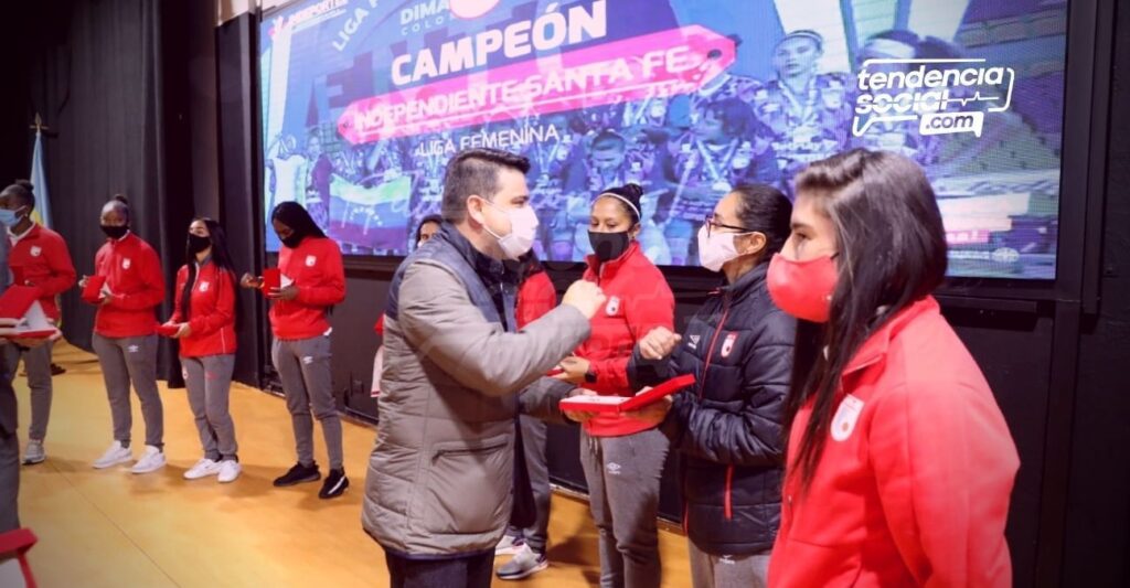 Gobernador Nicolas García, en Cundinamarca le hace un merecido reconocimiento a las "Leonas" de Santa Fe campeonas 2020, el equipo femenino.