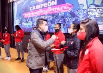 Gobernador Nicolas García, en Cundinamarca le hace un merecido reconocimiento a las "Leonas" de Santa Fe campeonas 2020, el equipo femenino.
