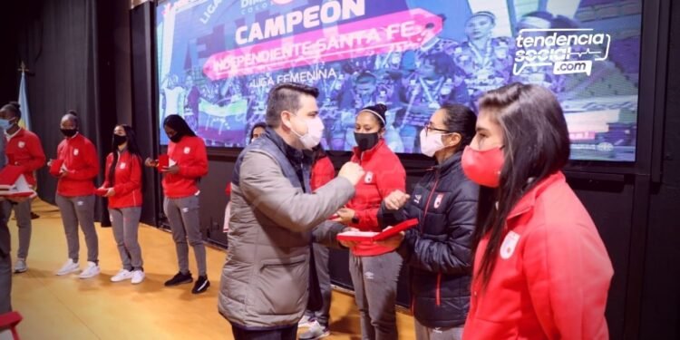 Gobernador Nicolas García, en Cundinamarca le hace un merecido reconocimiento a las "Leonas" de Santa Fe campeonas 2020, el equipo femenino.