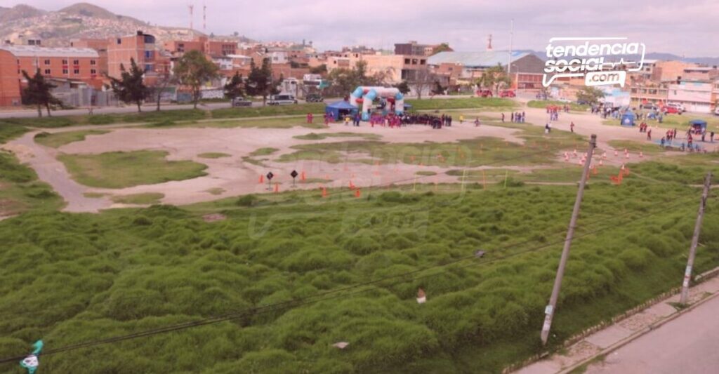 Pareja se burlo del Código de la Policía y así los graban emulando un acto sexual en el campo de los locos en Soacha. ¡Qué descaro!