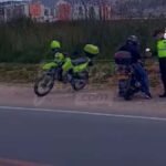 Te contamos que pasó sobre la vía indumil en Soacha con la grabación a policías que según reciben plata. Qué hacer y dónde poner la queja.