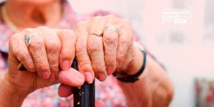 Te contamos todo sobre la vacunación contra la Covid que ya arranco en Bogotá para los abuelitos, adultos mayores de 80 años. Mira la info.