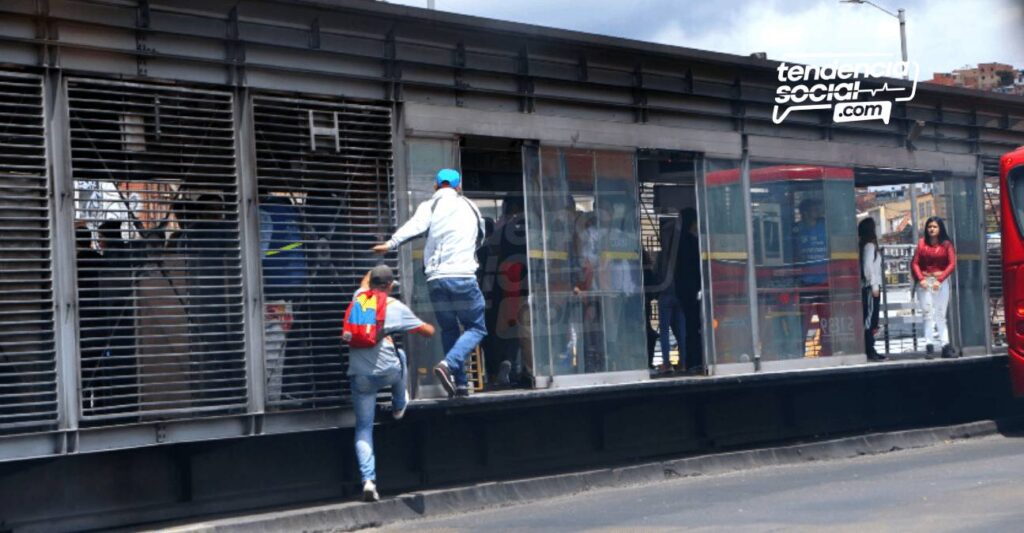 [Foto] Con vinilo manifestantes bautizan y cambian el nombre al Portal de las Américas