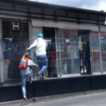 [Foto] Con vinilo manifestantes bautizan y cambian el nombre al Portal de las Américas