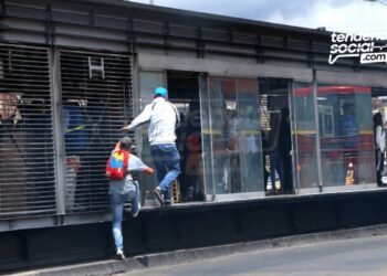 [Foto] Con vinilo manifestantes bautizan y cambian el nombre al Portal de las Américas