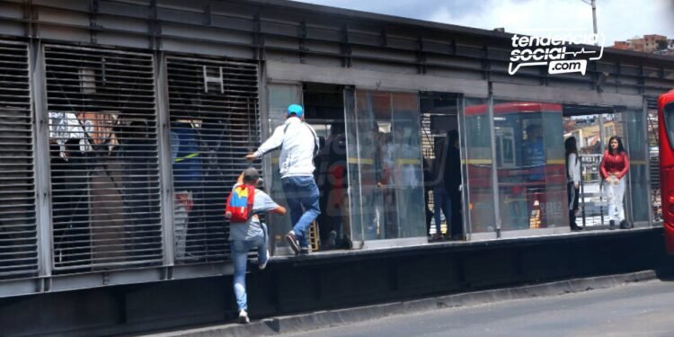 [Foto] Con vinilo manifestantes bautizan y cambian el nombre al Portal de las Américas