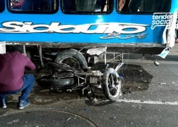 Al parecer por culpa de una alcantarilla, joven en moto pierde la vida en la Despensa