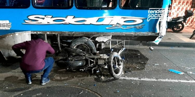 Al parecer por culpa de una alcantarilla, joven en moto pierde la vida en la Despensa