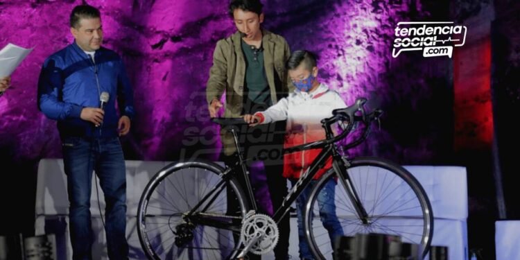 Egan donó bicicletas a niños de Zipaquirá, así fue la entrega en la Catedral de Sal