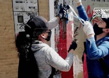 [Fotos] Mantenimiento y limpieza: así, recuperan y pintan los postes de la séptima