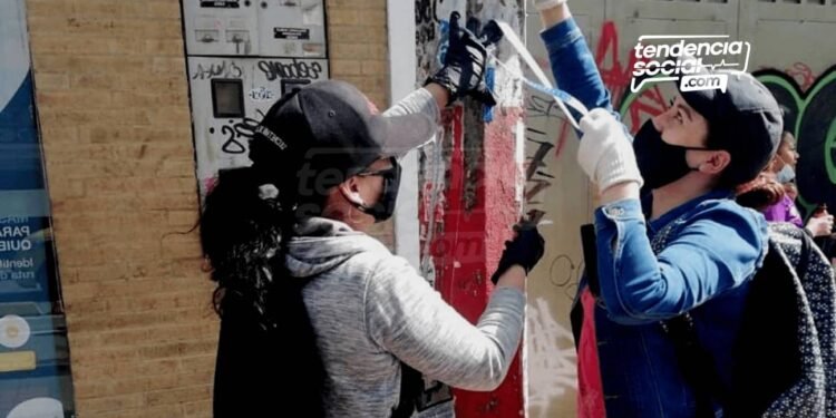 [Fotos] Mantenimiento y limpieza: así, recuperan y pintan los postes de la séptima