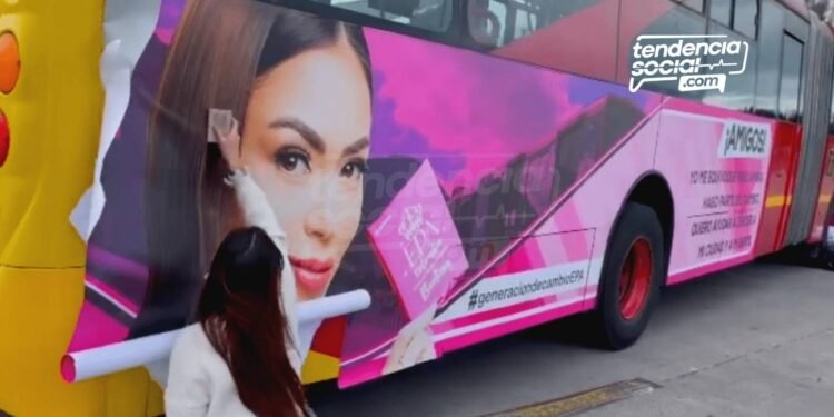 TransMilenio y Epa Colombia muy 'amiguis' el rojo viaja con las Keratinas por todo Bogotá