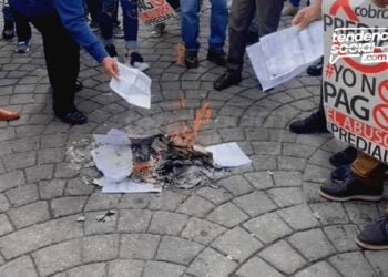 Por último día de pago, así la gente quema los recibos del impuesto