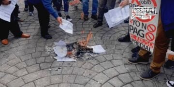 Por último día de pago, así la gente quema los recibos del impuesto