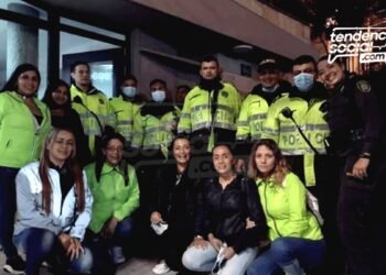 Lo qué hace un grupo de mujeres para ayudar a los policías en las calles