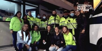 Lo qué hace un grupo de mujeres para ayudar a los policías en las calles