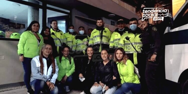 Lo qué hace un grupo de mujeres para ayudar a los policías en las calles