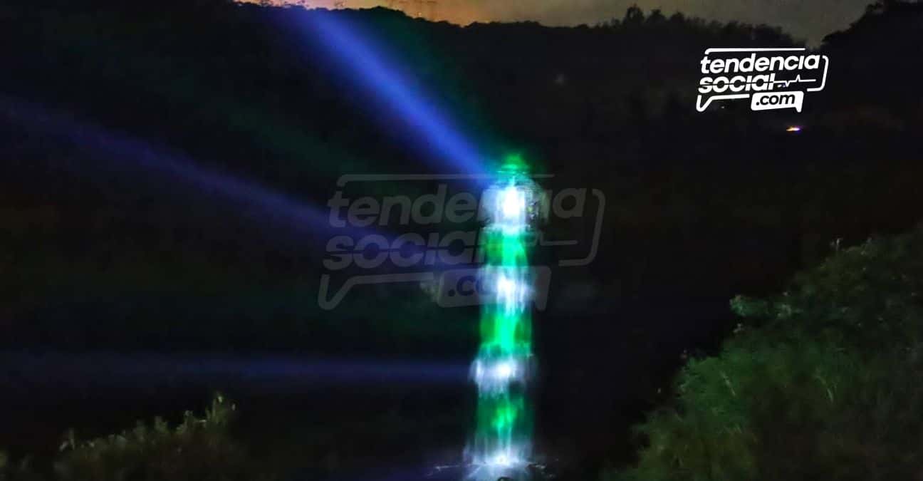 En La Noche Así Se Ve El Salto Del Tequendama En Soacha Por La Navidad