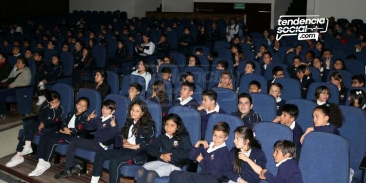 Traer maíz y gaseosa: Vuelve el cine, a ver pelis en el teatro Sua en Soacha