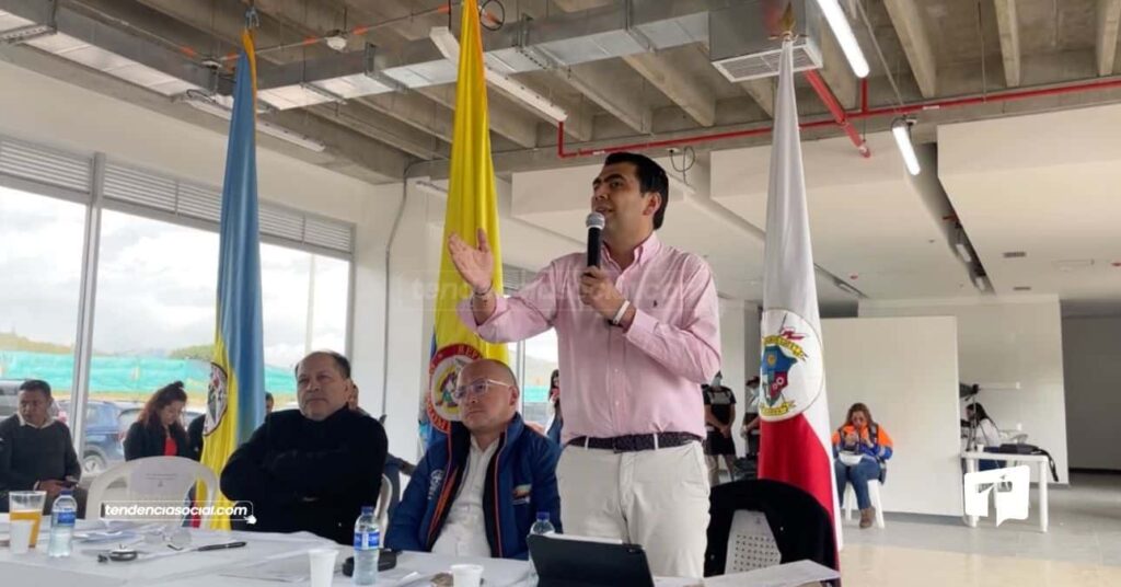 Diputado, Julián Sánchez 'perico' habla en la Asamblea Departamental en Soacha. | foto | Composición TendenciaSocial.com