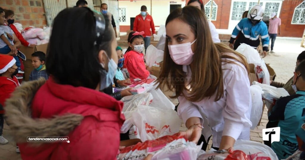 Gestora social de Soacha, Luisa Fernanda Castaño Diez, liderando la entrega de alimentos en los colegios públicos.