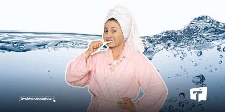 una persona, consciente del racionamiento de agua, cierra el grifo mientras se cepilla los dientes. Un gesto simple pero poderoso que refleja la importancia del ahorro de agua en tiempos de escasez. Foto-Composición | TendenciaSocial.com