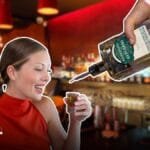Botella del nuevo Aguardiente Néctar Reposado, sabor premium con un toque de jengibre, anís y limón.