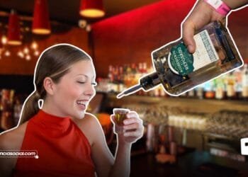 Botella del nuevo Aguardiente Néctar Reposado, sabor premium con un toque de jengibre, anís y limón.