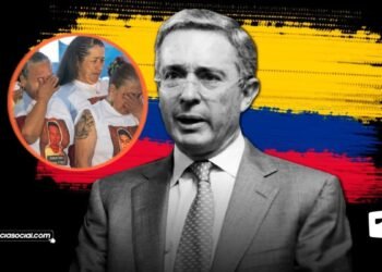 La foto viral de la madres de Soacha falsos positivos apoyando a Uribe.