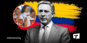 La foto viral de la madres de Soacha falsos positivos apoyando a Uribe.