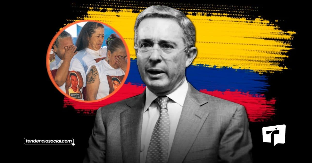 La foto viral de la madres de Soacha falsos positivos apoyando a Uribe.